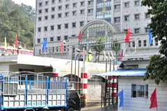 Vận chuyển hàng hóa qua cửa khẩu Tân Thanh sang Trung Quốc. (Ảnh: Việt Đức/Vietnam+)