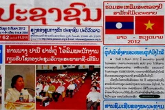 Báo của Lào đăng xã luận chào mừng 50 năm quan hệ ngoại giao Việt-Lào. (Ảnh: Hoàng Chương/Vietnam+)