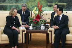 Chủ tịch nước Trung Quốc Hồ Cẩm Đào tiếp Ngoại trưởng Mỹ Hillary Clinton tại Đại lễ đường Nhân dân ở thủ đô Bắc Kinh. (Nguồn: Reuters)