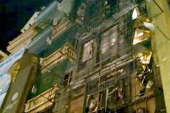 Mặt tiền quán karaoke bị lửa "liếm" cháy đen. (Ảnh: Ngọc Long/Vietnam+)