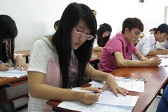 Các thí sinh thi môn Văn tại Hội đồng thi Trường Đại học Tôn Đức Thắng Thành phố Hồ Chí Minh trong mùa thi 2012. (Ảnh: Phương Vy/TTXVN)