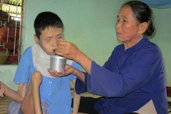 Bà Kiều cho con gái tật nguyền ăn trưa. (Nguồn: vava.org.vn)