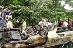 Một trong hai chiếc xe khách bị cháy hoàn toàn. (Ảnh: Nguyễn Thanh/Vietnam+)