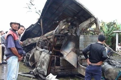 Một trong 2 chiếc xe khách bị thiêu rụi hoàn toàn. (Ảnh: Nguyễn Thanh/Vietnam+)