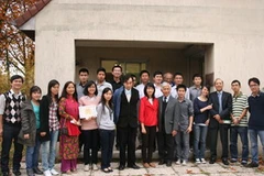 Các du học sinh được học bổng chụp ảnh chung với giáo sư Odon Vallet và giáo sư Trần Thanh Vân. (Ảnh: Phương Nam/Vietnam+)