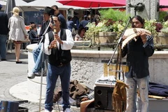 Các nghệ sỹ trình diễn âm nhạc tại một điểm công cộng ở Geneva. (Ảnh: Đức Hùng/Vietnam+)