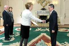 Đại sứ Việt Nam tại Vương quốc Anh và kiêm nhiệm Cộng hòa Ireland, Vũ Quang Minh, trình Quốc thư lên Tổng thống Ireland. (Ảnh: Ngân Bình/Vietnam+)