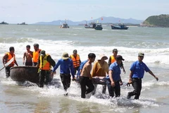 Diễn tập ứng phó sóng thần và tìm kiếm cứu nạn ở Quảng Ngãi. (Nguồn: TTXVN)