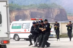 Lực lượng cảnh sát diễn tập khống chế bọn khủng bố. (Ảnh: Trọng Đức/TTXVN)