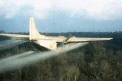 Máy bay Mỹ rải chất độc dioxin trong chiến tranh Việt Nam. (Nguồn: Internet)