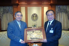 Đại sứ Việt Nam trao tặng phẩm lưu niệm cho Chủ tịch Quốc hội Thái Lan. (Ảnh: Ngọc Tiến/Vietnam+)
