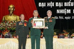 Hội Cựu chiến binh Việt Nam đón nhận huân chương của Lào (Nguồn: TTXVN)