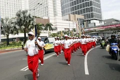 Rước đuốc SEA Games 26 trên đường phố Jakarta. (Nguồn: Reuters)