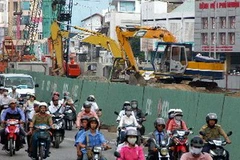 Tình trạng lô cốt rào chắn duy trì thời gian dài trên đường phố Thành phố Hồ Chí Minh đã gây ra những khó khăn cho người dân thành phố. (Nguồn: TTXVN)