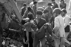 Đội viên dân phòng khu phố Hoàn Kiếm tổ chức cấp cứu nạn nhân bị máy bay Mỹ ném bom ở phố Lý Thường Kiệt (Hà Nội). (Ảnh: Đinh Quang Thành/TTXVN)