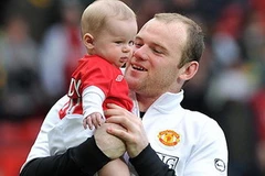 Wayne Rooney và cậu con trai Kai. (Nguồn: mirror.co.uk)