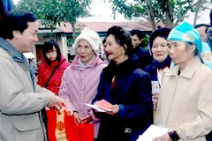 Nhân dân huyện Hưng Nguyên nhận quà Tết. (Ảnh: Lan Xuân/TTXVN)