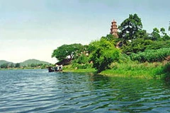 Sông Hương và chùa Thiên Mụ ở Huế. (Nguồn: Internet)