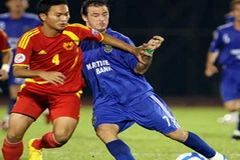 Pha tranh bóng giữa Kesley (7,Becamex Bình Dương) và Asraruddin (4,Selangor). (Ảnh: Quang Nhựt/TTXVN) 
