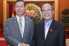 Chủ tịch Quốc hội Nguyễn Sinh Hùng tiếp ngài Surachai Liengboonlertchai, Phó Chủ tịch Thượng viện Vương quốc Thái Lan. (Ảnh: Nhan Sáng/TTXVN)