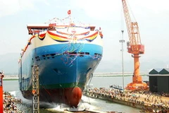 Con tàu Violet Ace (chủ tàu châu Âu) sức chở 4.900 ôtô đang được Công ty đóng tàu Hạ Long hoàn thiện để bàn giao vào quý I/2011. (Ảnh: Đinh Mạnh Tú/TTXVN) 