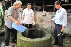 Xử lý nước giếng cho hộ dân ở xã Đức Tân, huyện Mộ Đức. (Ảnh: Nguyễn Đăng Lâm/TTXVN)