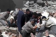 Lực lượng cứu hộ cứu những người bị mắc kẹt trong những đống đổ nát sau động đất ở một ngôi làng gần Van. (Nguồn: Reuters)