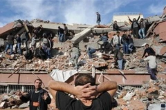 Người dân tìm kiếm cứu nạn người bị mắc kẹt trong một tòa nhà biij đổ sập do động đất làng Tabanli gần Van. (Nguồn: AP) 