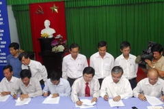 Buổi ký kết bồi thường thiệt hại do công ty Vedan gây ra cho nông dân huyện Cần Giờ, Thành phố Hồ Chí Minh. (Ảnh: Hoàng Hải/TTXVN) 