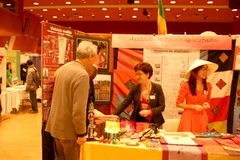 Gian hàng giới thiệu văn hóa Việt Nam tại Lễ hội ngôn ngữ quốc tế thứ 37. (Ảnh: Phương Nam/Vietnam+) 