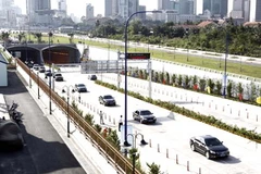 Các phương tiện lưu thông qua hầm Thủ Thiêm phía Quận 2, trong ngày thông xe chính thức. (Ảnh: Hoàng Hải/TTXVN)