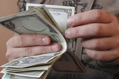 Một người đang đếm tiền Syria. (Nguồn: Reuters)