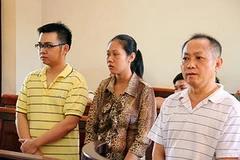 (từ phải qua trái): Nguyễn Ngọc Cường, Phạm Thị Bích Chi và Nguyễn Ngọc Tường Thi tại phiên tòa xét xử. (Nguồn: báo Thanh Niên)