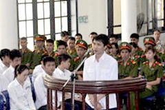 Bị cáo Ngô Văn Nghị và đồng bọn trước vành móng ngựa. (Nguồn: báo Quảng Ninh điện tử)