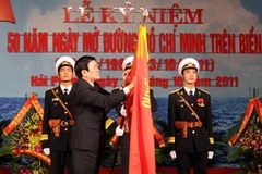 Chủ tịch nước Trương Tấn Sang trao Huân chương Hồ Chí Minh cho cán bộ, chiến sỹ Đường Hồ Chí Minh trên biển. (Ảnh: Trọng Đức/TTXVN)