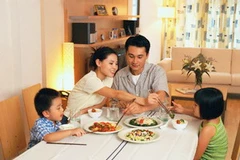 Ăn tối cùng nhau là cách hiệu quả để gắn kết cha mẹ và con cái. (Nguồn: Internet)