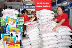 Cửa hàng tiện ích của công ty tại quận Bình Tân bán hàng theo giá bình ổn thị trường. (Ảnh: Đình Huệ/TTXVN)