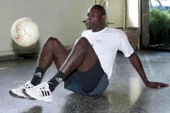 Cựu cầu thủ người Cuba Erick Hernandez đã lập kỷ lục thế giới về tâng bóng Jabulani khi ngồi. (Nguồn: france24.com)