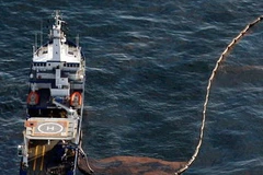 Khắc phục thảm họa tràn dầu của Vịnh Mexico. (Nguồn: AFP/TTXVN)