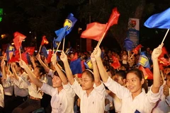 Thanh niên Hà Nội chào mừng festival. (Ảnh: Đình Trân/TTXVN)