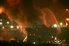 Hình ảnh lực lượng cứu hỏa dập lửa trên tàu Yekaterinburg. (Nguồn: AP) 