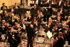 Biểu diễn giao hưởng ở đêm nhạc Totoya 2010. (Nguồn: Vietnamnet)