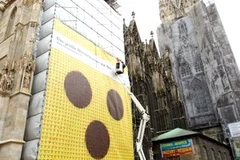 Biểu ngữ về bệnh mù lòa lớn nhất thế giới được treo trước mặt một nhà thờ ở Vienna. (Nguồn: AFP)