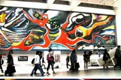 Một bức tranh tường khổ lớn về thảm họa thiên nhiên Nhật Bản do nhóm ChimPom vẽ, treo ở ga điện ngầm Tokyo. (Nguồn: AFP)