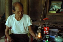 Chiếc đèn dầu là “người bạn đồng hành” của ông Lê Thế Hưng kể từ khi Nhà máy Thủy điện Thác Bà phát điện tới nay. (Nguồn: báo Yên Bái)