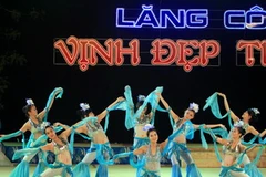 Biểu diễn văn nghệ khai mạc lễ hội "Lăng Cô - Vịnh đẹp thế giới." (Ảnh: Thế Duyệt/TTXVN)