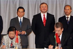 Chủ tịch nước Nguyễn Minh Triết và Phó Thủ tướng Belarus, Andrey Kobyakov chứng kiến lễ ký các Hợp đồng kinh tế giữa doanh nghiệp hai nước. (Ảnh: Nguyễn Khang/TTXVN) 