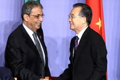 Thủ tướng Trung Quốc Ôn Gia Bảo bắt tay Tổng Thư ký Liên đoàn Arập Amr Moussa tại Hội nghị Bộ trưởng Diễn đàn hợp tác Trung Quốc-Arập lần thứ 4. (Ảnh: Reuters )