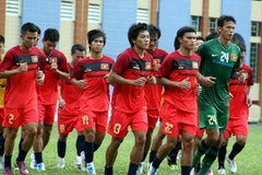 Các tuyển thủ khởi động trước buổi tập. (Ảnh: Quang Nhựt/TTXVN)