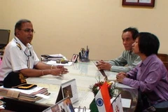 Cán bộ Đại sứ quán Việt Nam tại Ấn Độ làm việc với lãnh đạo cảng Chennai về việc hỗ trợ thủy thủ tàu MV Biển Nam. (Nguồn: Phân xã New Delhi)